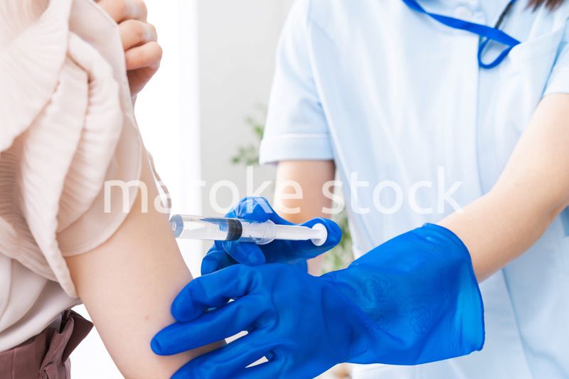 ワクチン接種を受ける女性