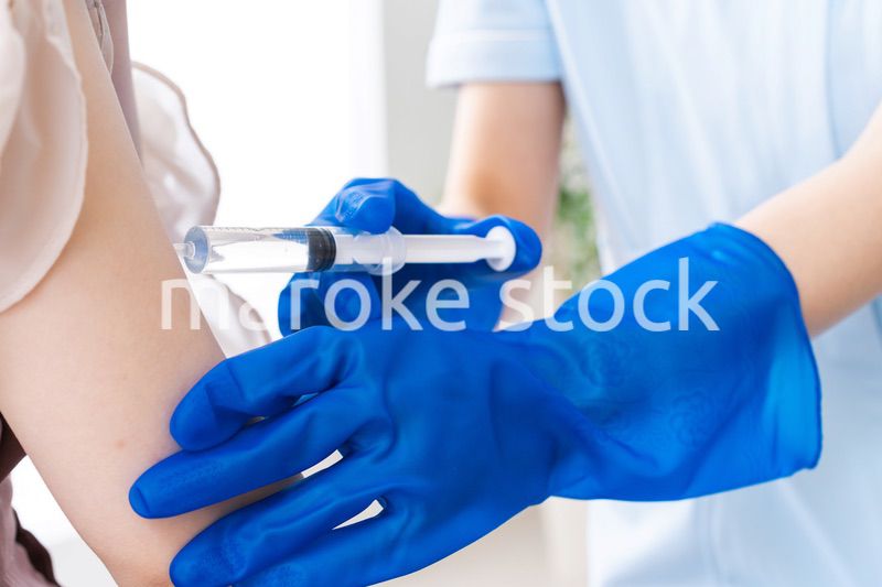 ワクチン接種を受ける女性