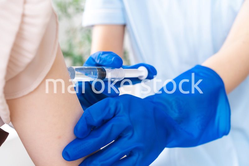 ワクチン接種を受ける女性