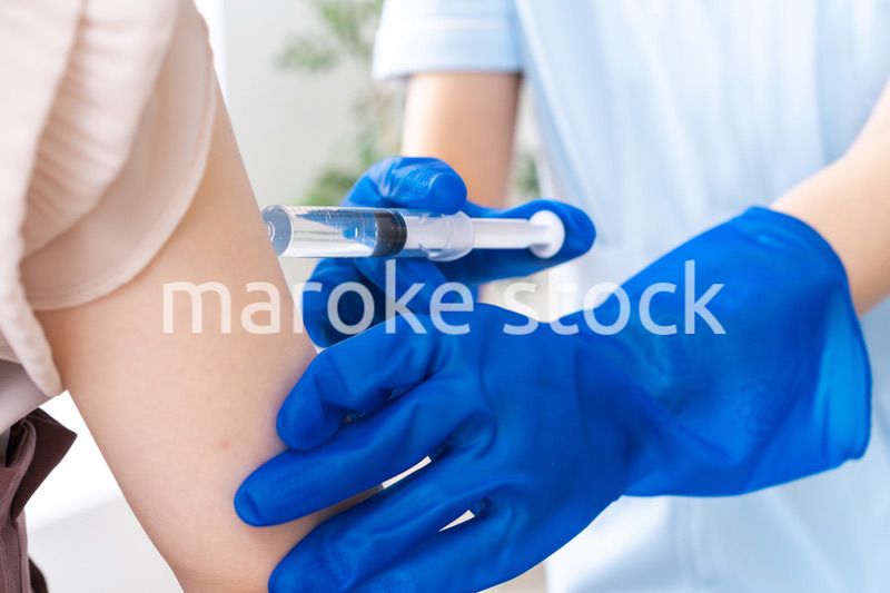 ワクチン接種を受ける女性