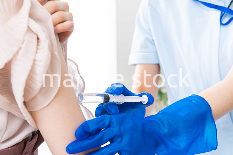 ワクチン接種を受ける女性