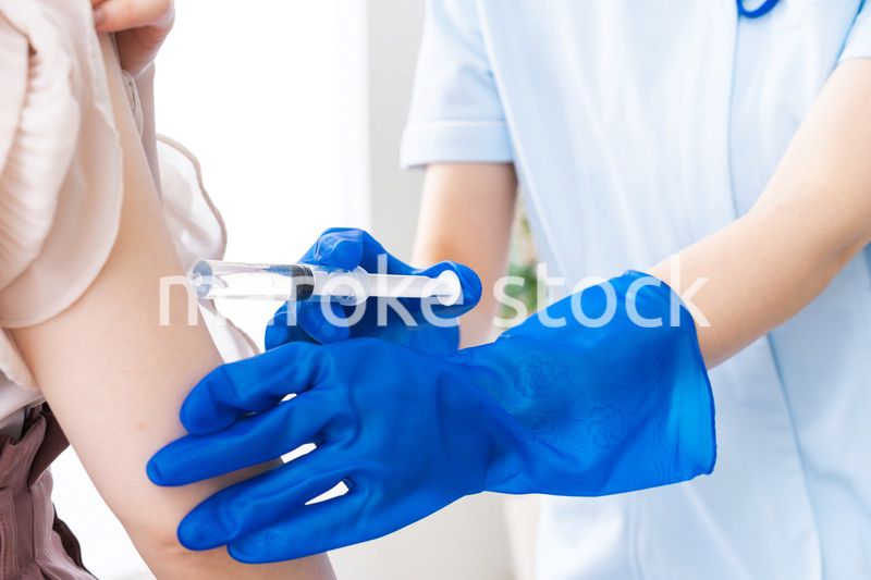 ワクチン接種を受ける女性