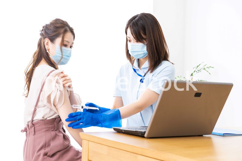 ワクチン接種を受ける女性