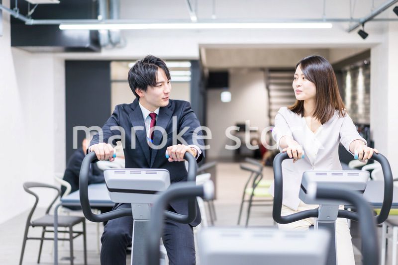 オフィスで昼休みにトレーニングをするビジネスパーソン