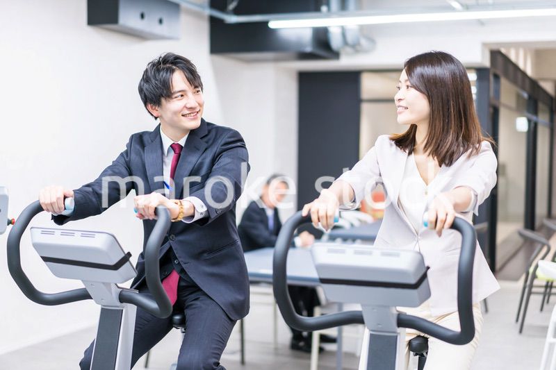 オフィスで昼休みにトレーニングをするビジネスパーソン