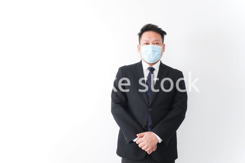 マスクをしたビジネスマン