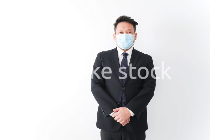 マスクをしたビジネスマン