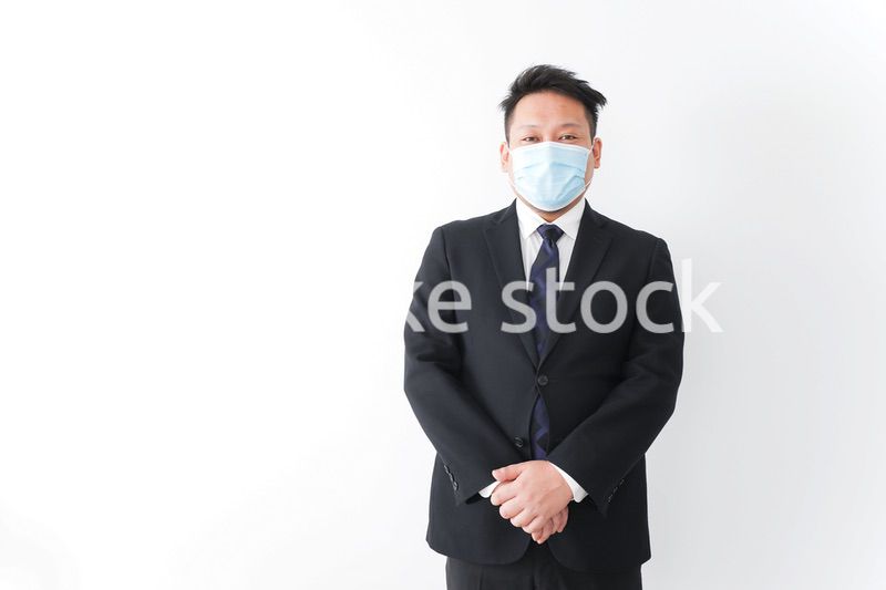 マスクをしたビジネスマン