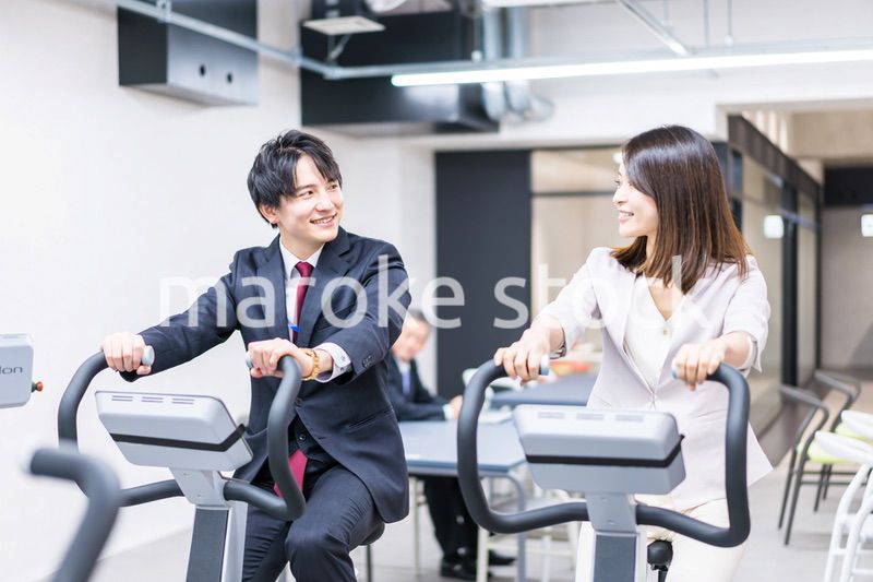 オフィスで昼休みにトレーニングをするビジネスパーソン