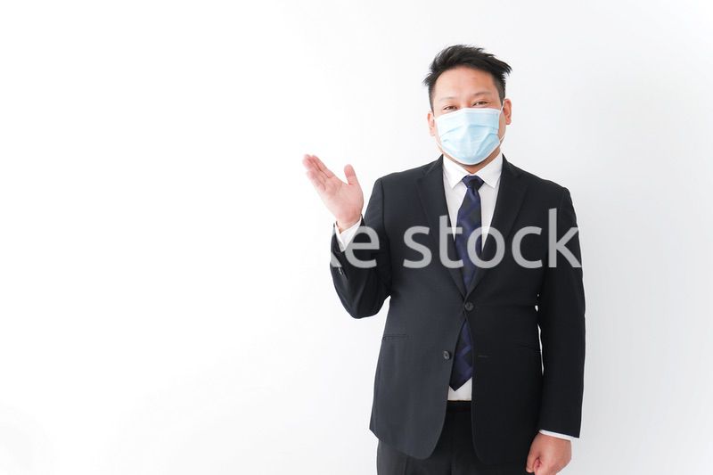 マスクをしたビジネスマン