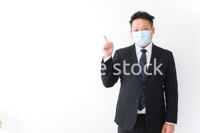 マスクをしたビジネスマン