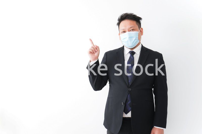 マスクをしたビジネスマン