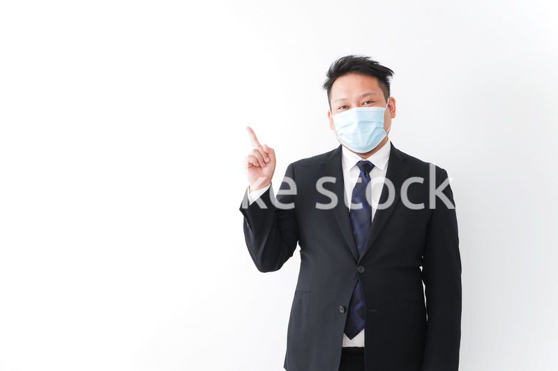 マスクをしたビジネスマン