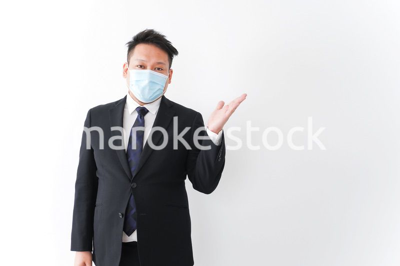 マスクをしたビジネスマン