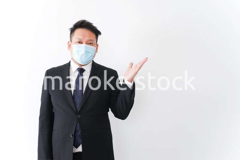 マスクをしたビジネスマン