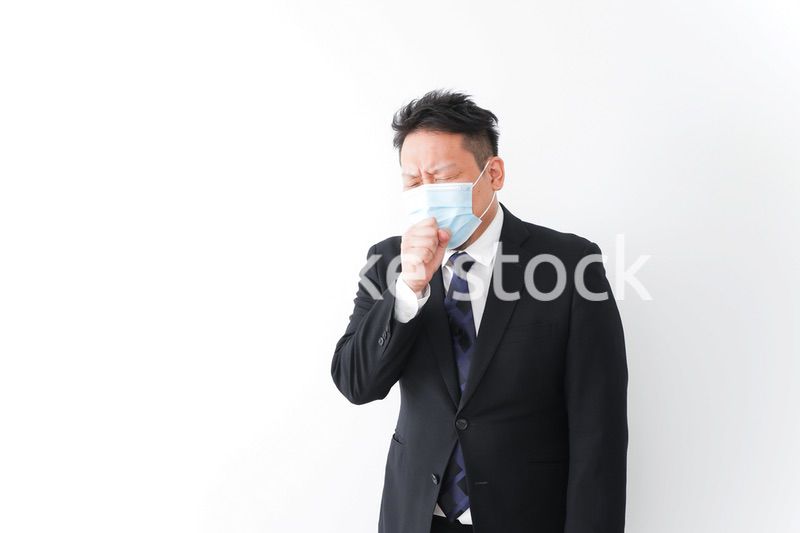 体調に不安を感じるビジネスマン