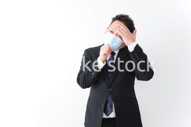 体調に不安を感じるビジネスマン