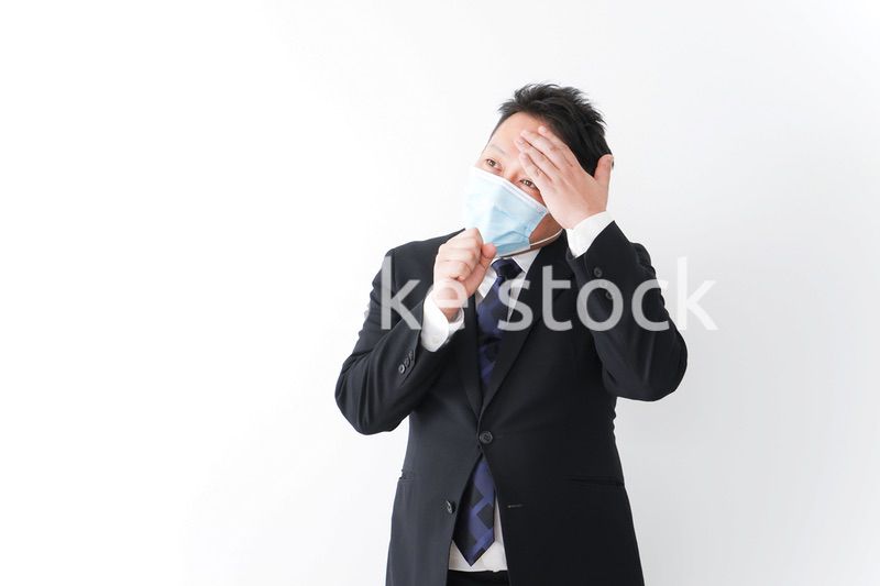 体調に不安を感じるビジネスマン