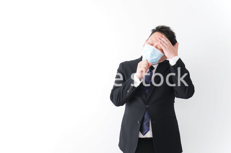 体調に不安を感じるビジネスマン