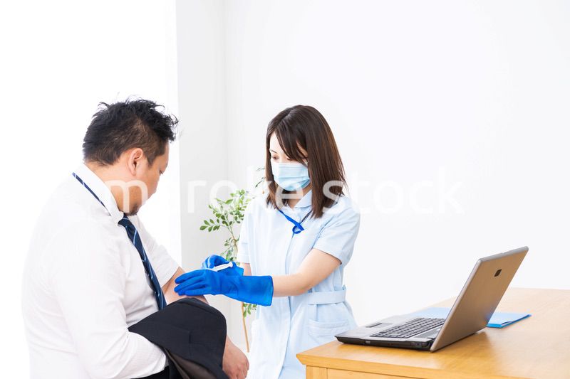 ワクチン接種をする男性