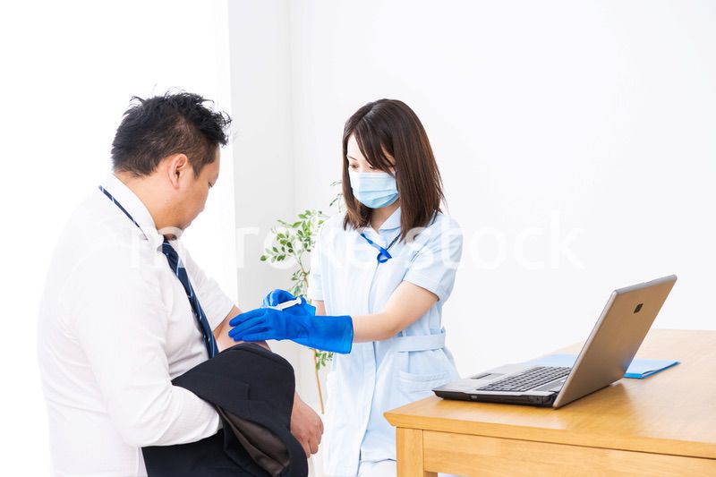 ワクチン接種をする男性