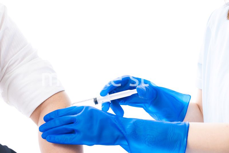 ワクチン接種をする男性