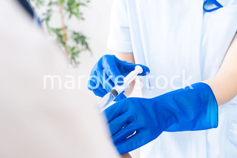 ワクチン接種をする男性