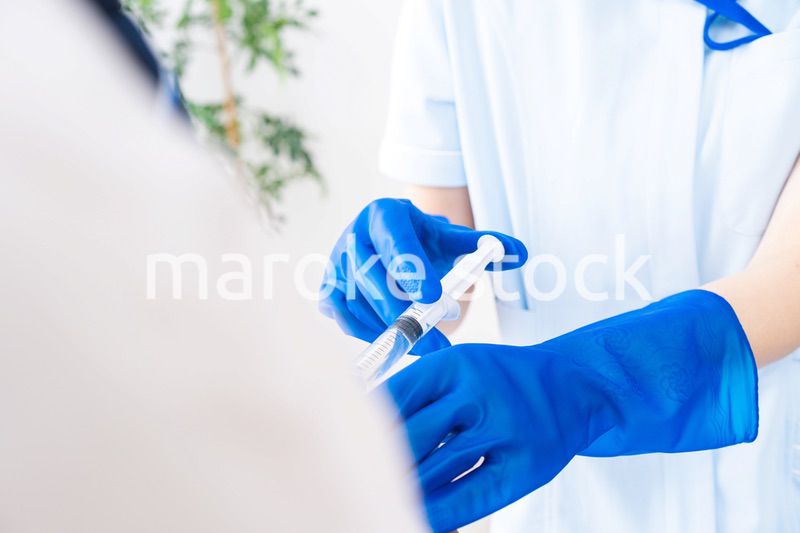 ワクチン接種をする男性