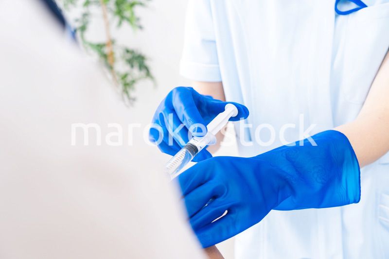 ワクチン接種をする男性