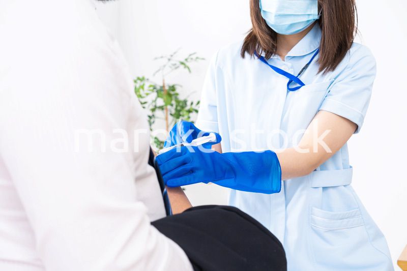 ワクチン接種をする男性