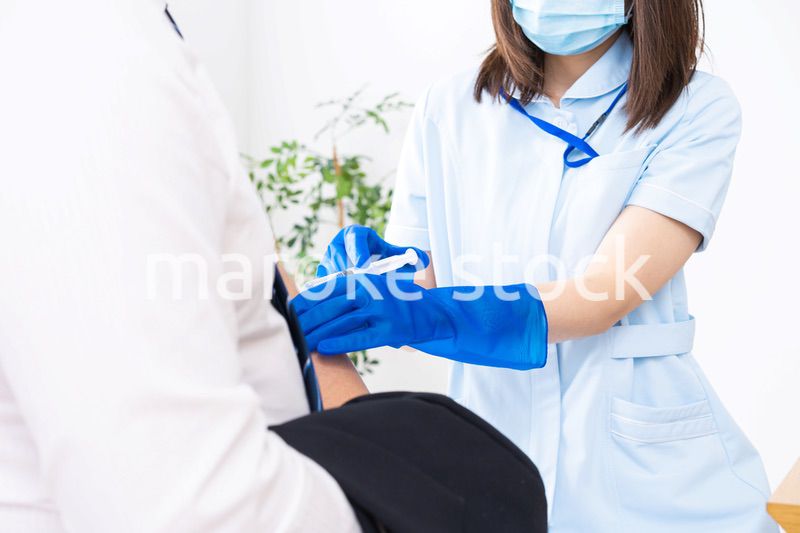 ワクチン接種をする男性