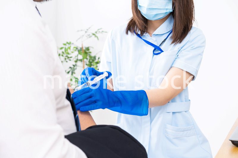 ワクチン接種をする男性