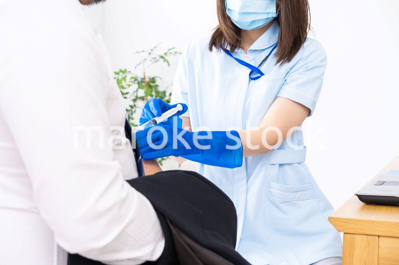 ワクチン接種をする男性