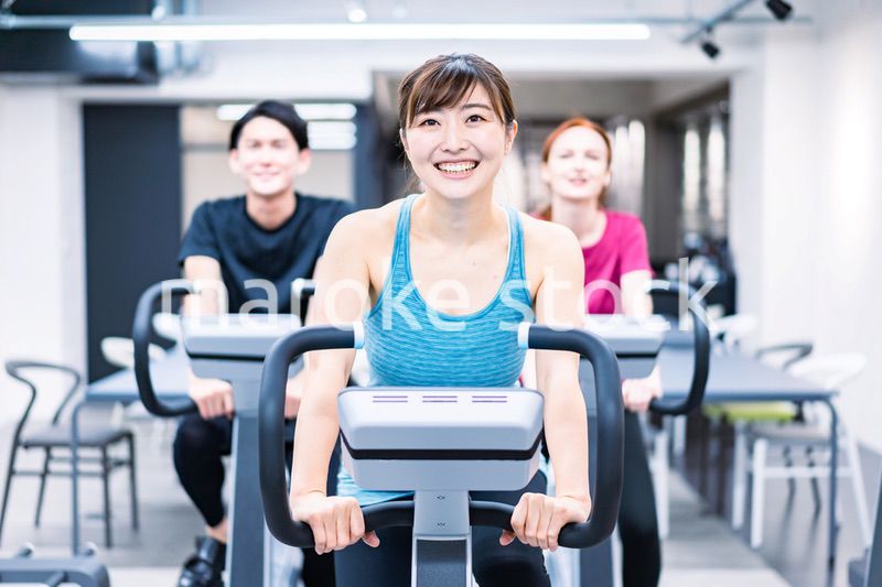 自転車マシンでトレーニングをする人々