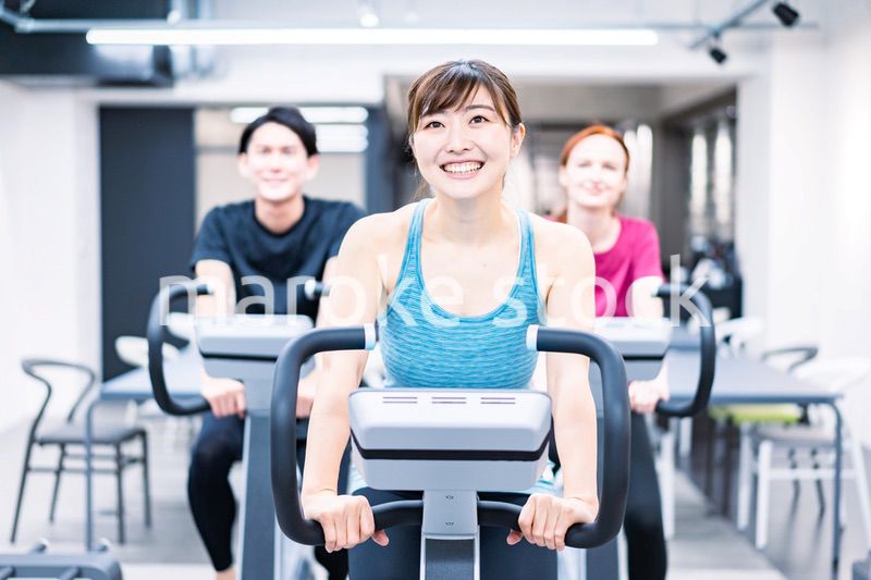 自転車マシンでトレーニングをする人々