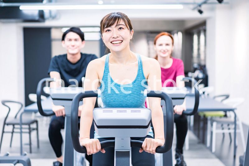 自転車マシンでトレーニングをする人々