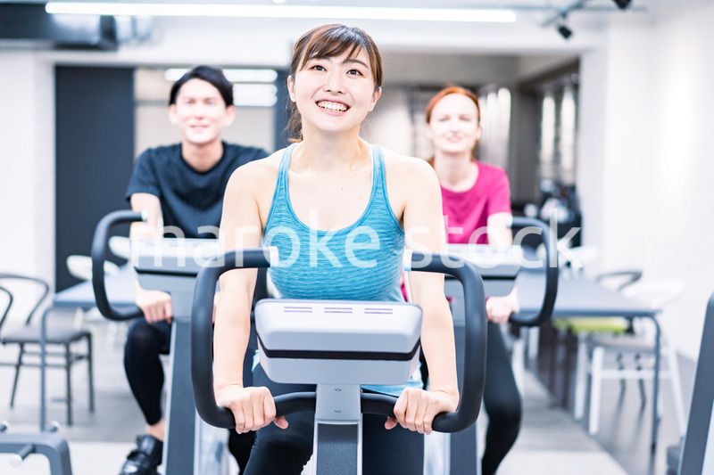 自転車マシンでトレーニングをする人々