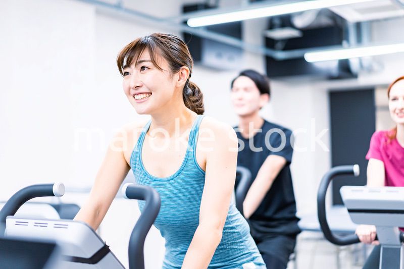 自転車マシンでトレーニングをする人々