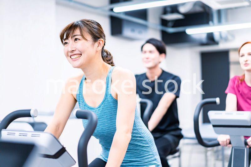 自転車マシンでトレーニングをする人々