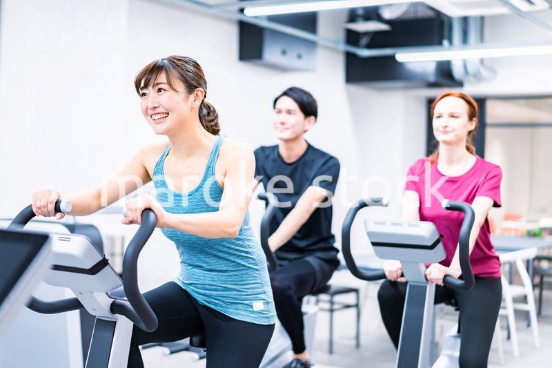 自転車マシンでトレーニングをする人々