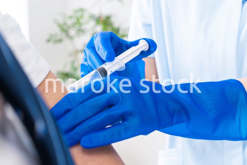 ワクチン接種をする男性