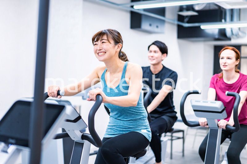 自転車マシンでトレーニングをする人々