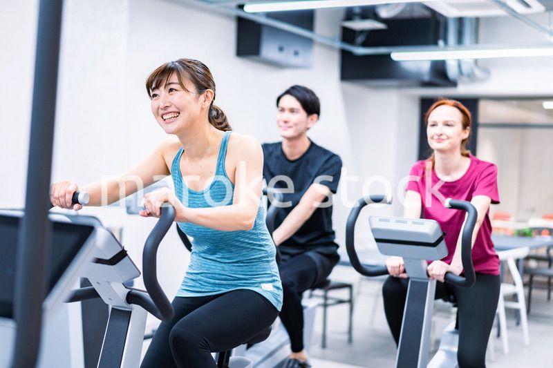 自転車マシンでトレーニングをする人々