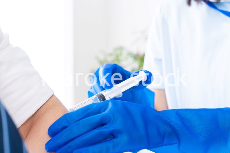 ワクチン接種をする男性