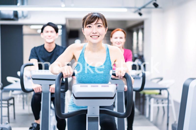 自転車マシンでトレーニングをする人々