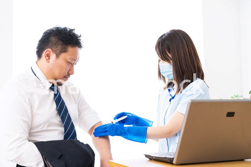 ワクチン接種をする男性