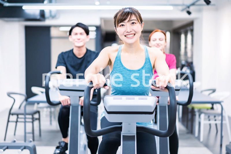 自転車マシンでトレーニングをする人々