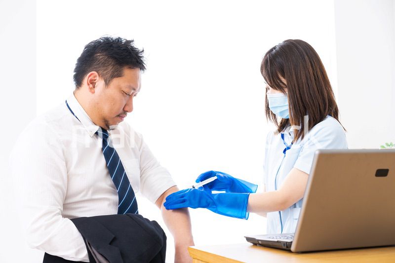 ワクチン接種をする男性