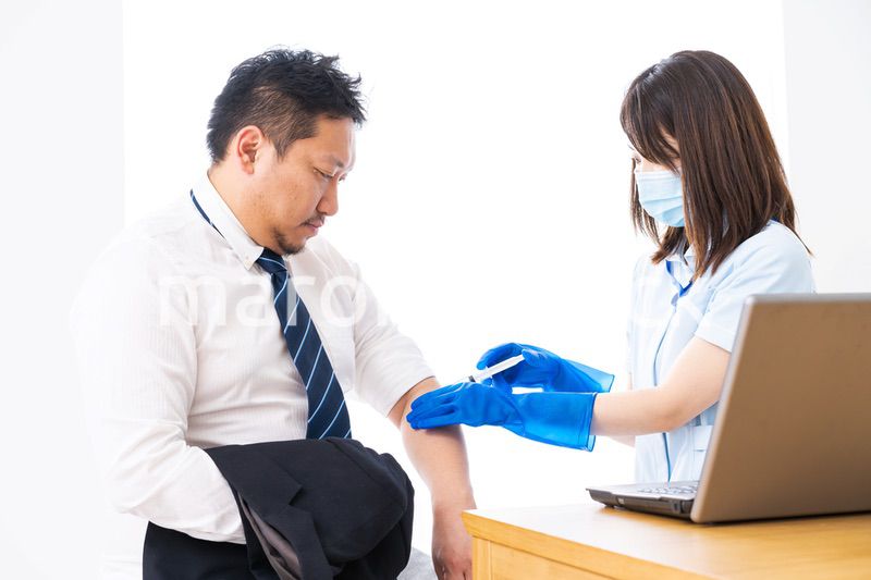 ワクチン接種をする男性