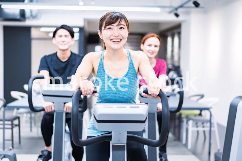 自転車マシンでトレーニングをする人々